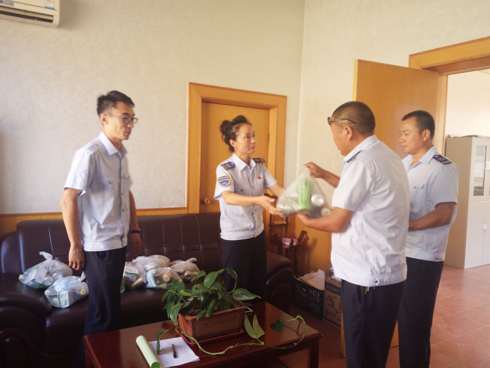 公交佳連公司開展夏季“送清涼”活動