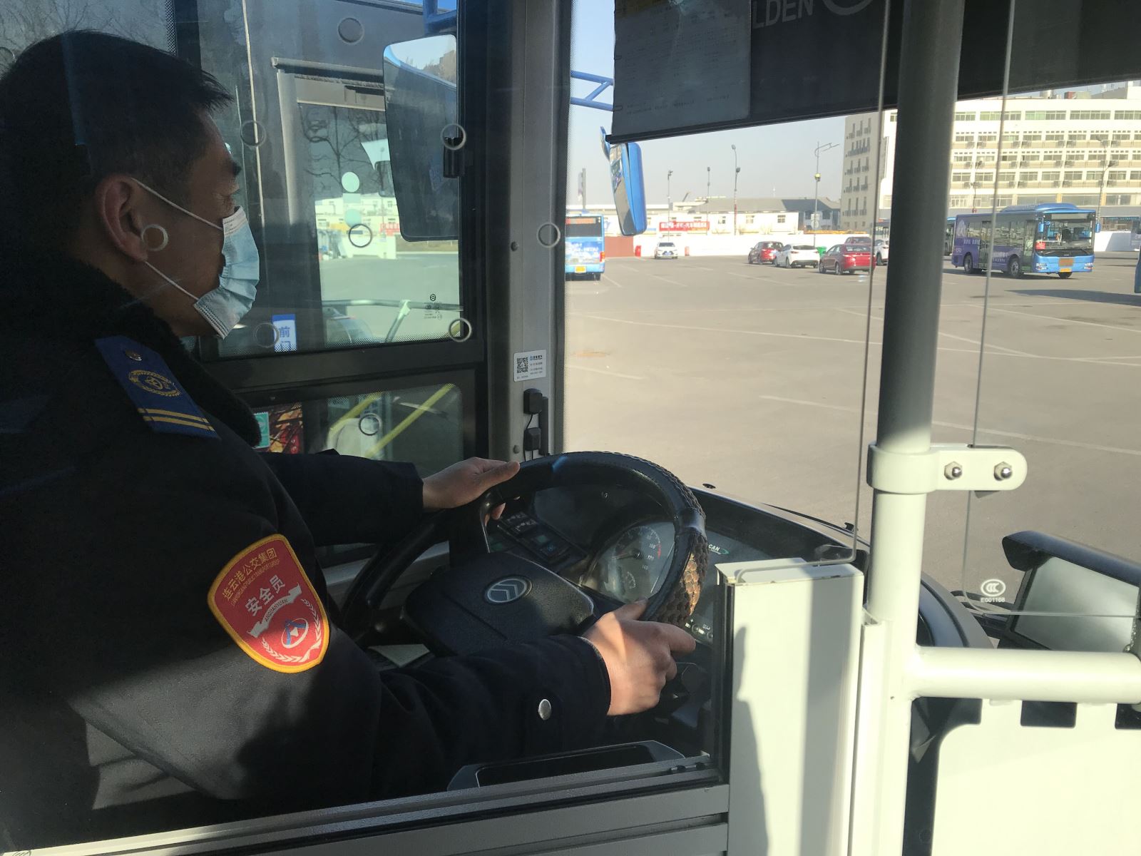 公交集團(tuán)公交事業(yè)一部8路駕駛員金立和 拾金不昧受贊揚(yáng)