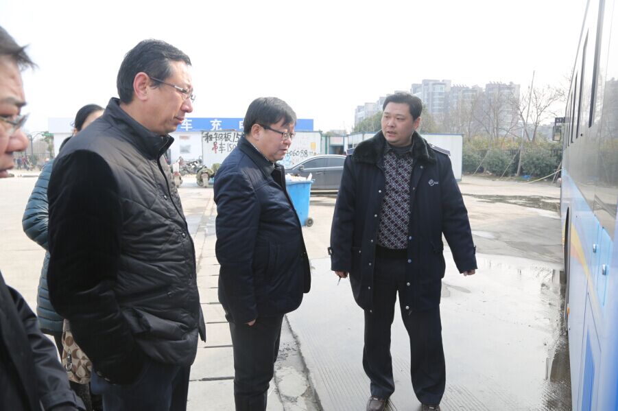 交通控股集團(tuán)領(lǐng)導(dǎo)察看充電場(chǎng)站施工情況