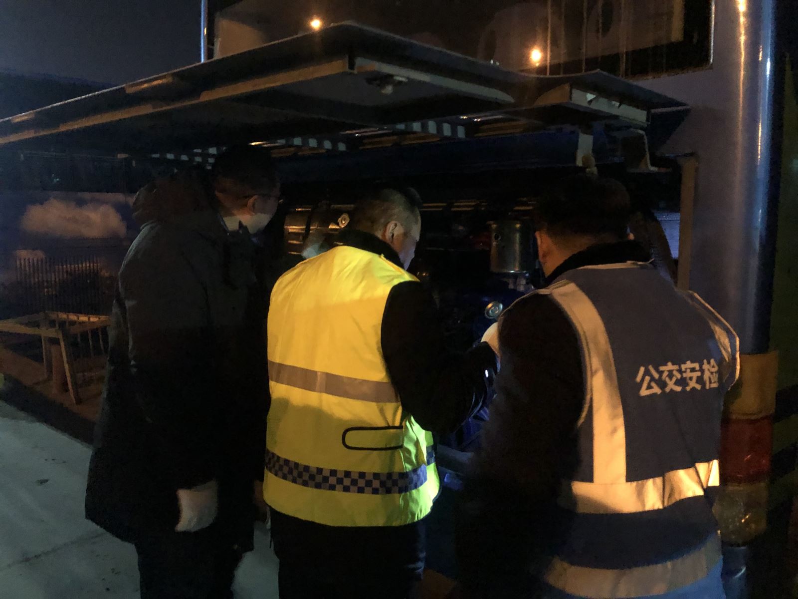 公交事業(yè)一部“排隱患促安全”切實(shí)細(xì)致做好回場(chǎng)車(chē)輛夜查工作