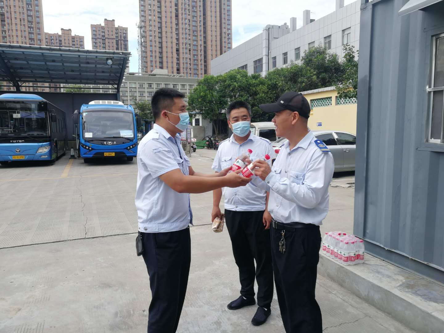 公交集團公交事業(yè)一部積極做好駕駛員送清涼工作