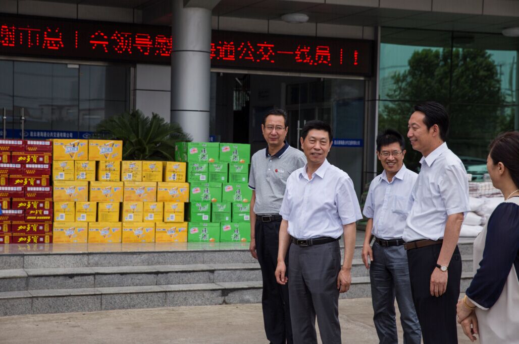 市總工會(huì)領(lǐng)導(dǎo)看望慰問海通公交一線員工