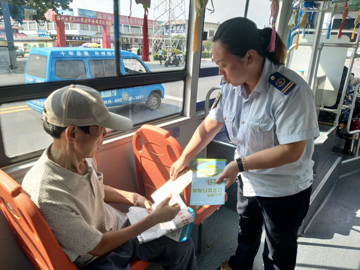 戰高溫、斗酷暑，公交人堅守崗位為創文助力