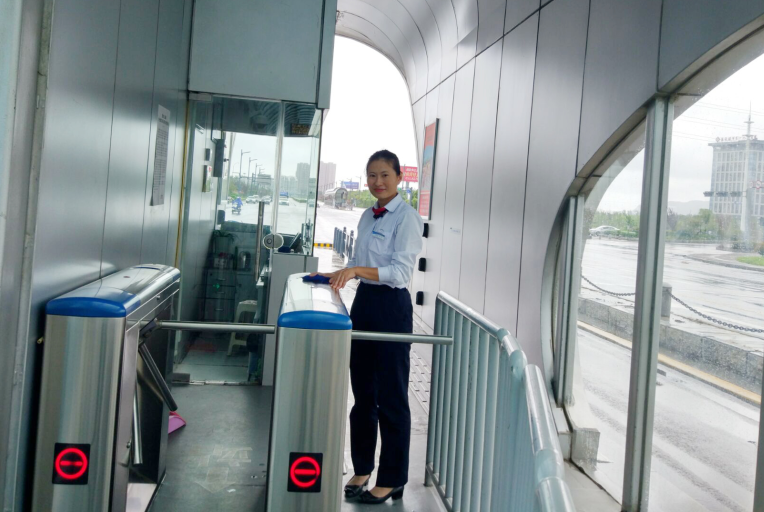 公交集團(tuán)快速公司站務(wù)員暖心服務(wù) 讓愛(ài)凝聚