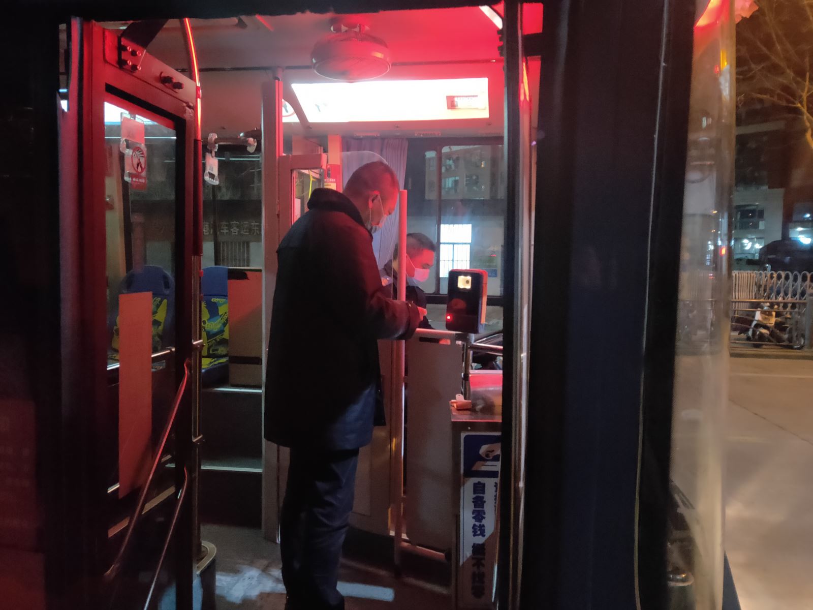 春運首日，公交集團公交事業二部開展安全大檢查