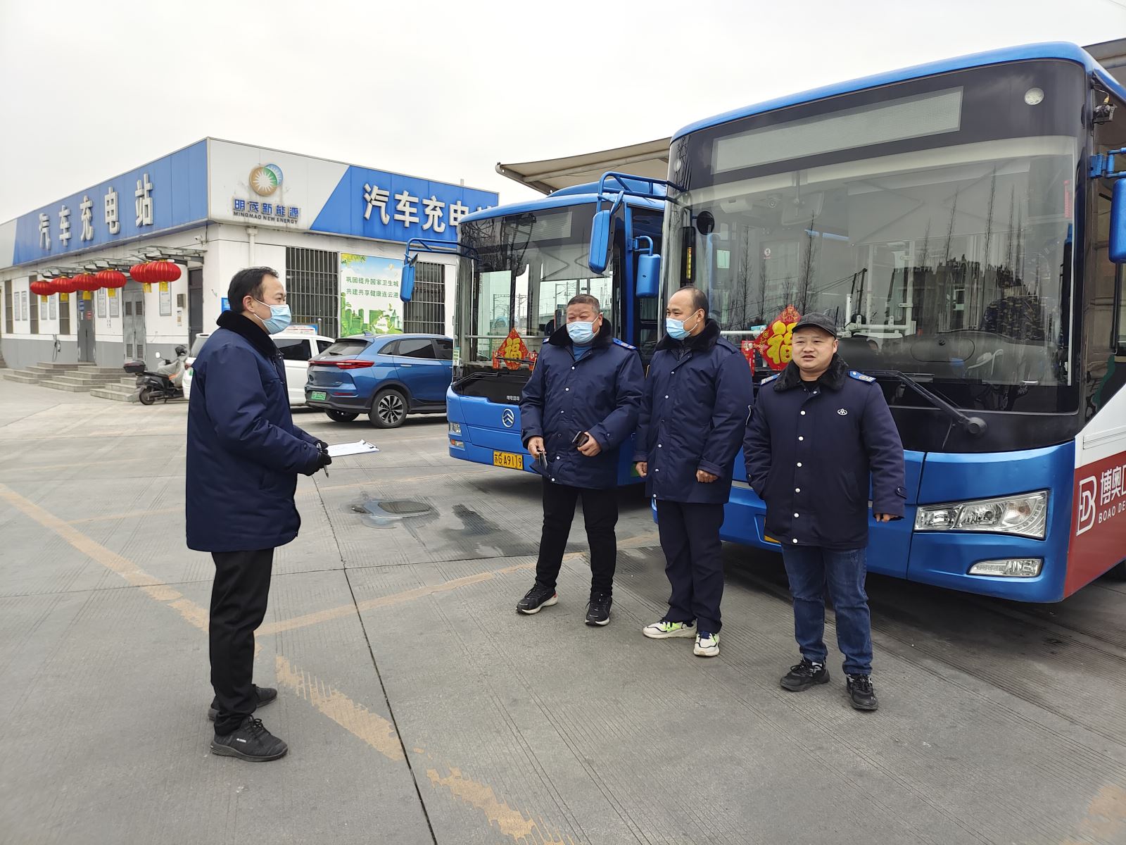 公交集團(tuán)公交事業(yè)一部緊繃反恐弦 嚴(yán)查危險(xiǎn)品  確保春運(yùn)安全