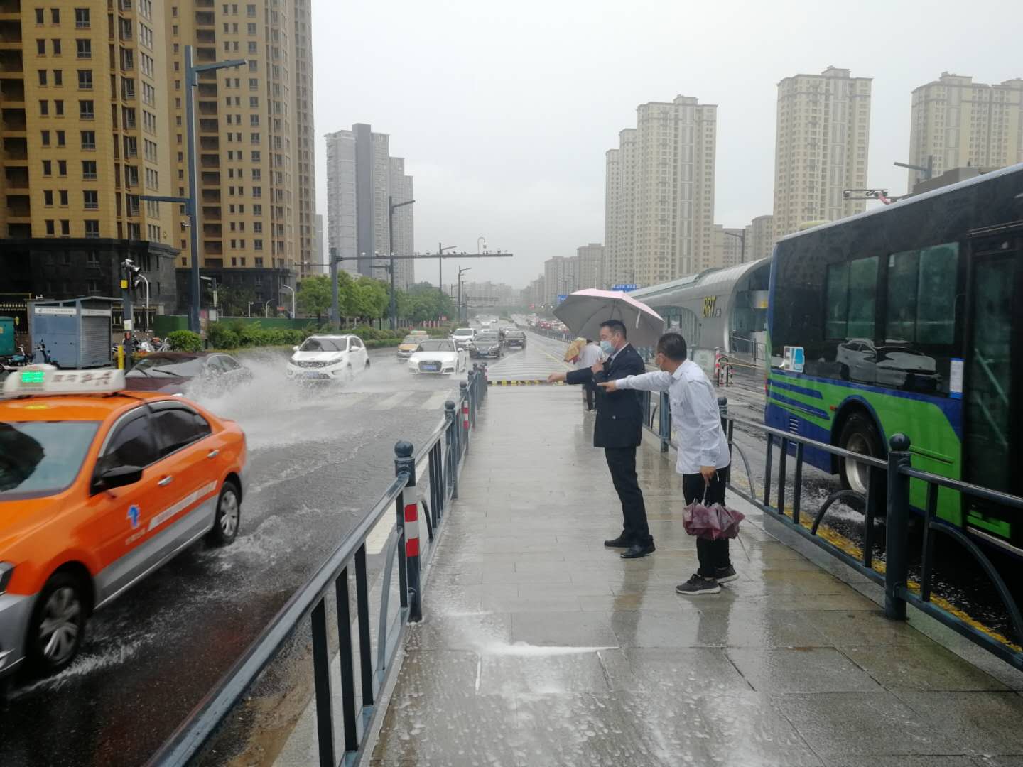 大雨來襲，快速公交事業(yè)部抗?jié)硴岆U全力以赴 為市民出行保駕護航！