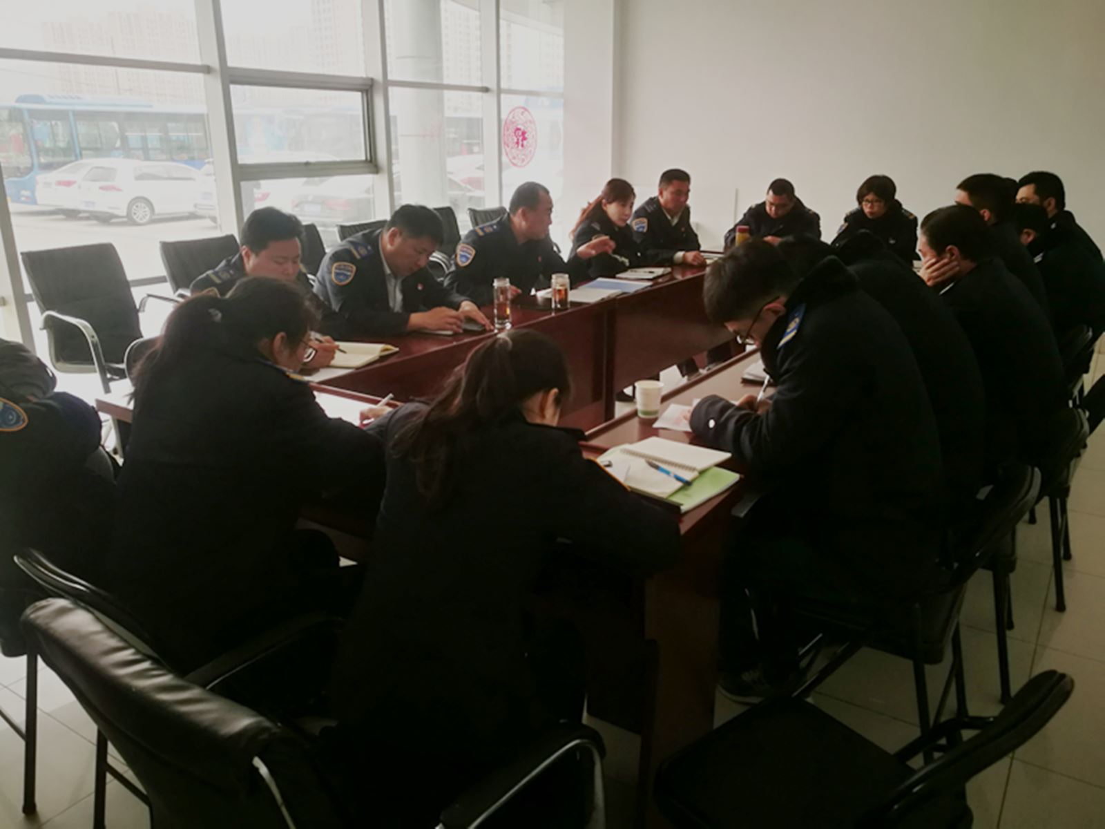 公交集團(tuán)經(jīng)營(yíng)發(fā)展事業(yè)部召開(kāi)“安全生產(chǎn)、優(yōu)質(zhì)服務(wù)”動(dòng)員部署會(huì)