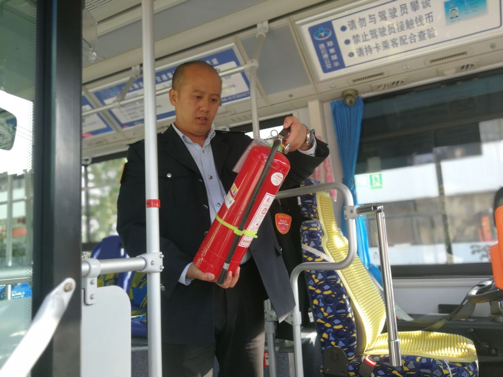 公交集團海通公交公司加大車輛衛生檢查力度 助力創文工作