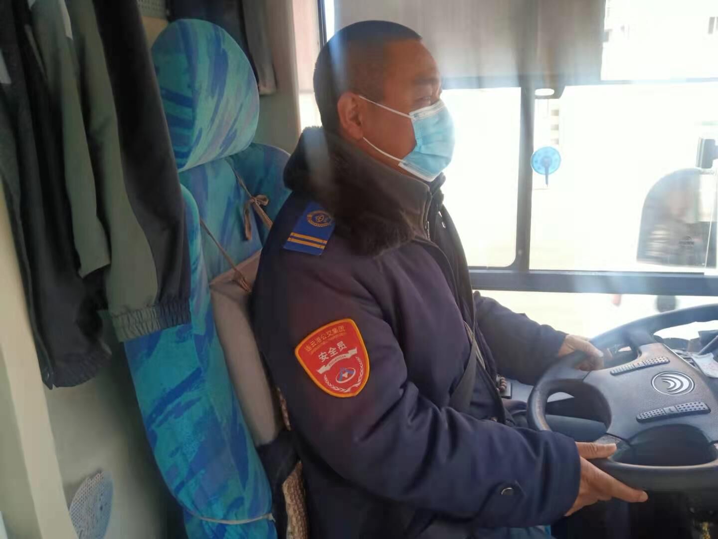 公交集團公交事業(yè)一部7路駕駛員李衛(wèi)民 拾金不昧受表揚