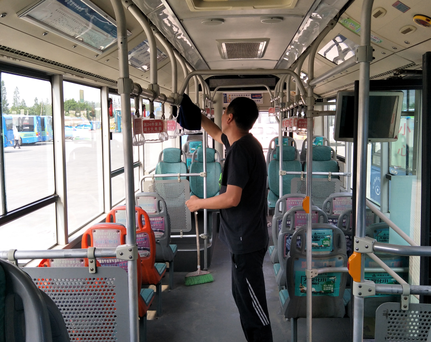 公交集團經(jīng)營發(fā)展事業(yè)部開展清潔車輛衛(wèi)生活動