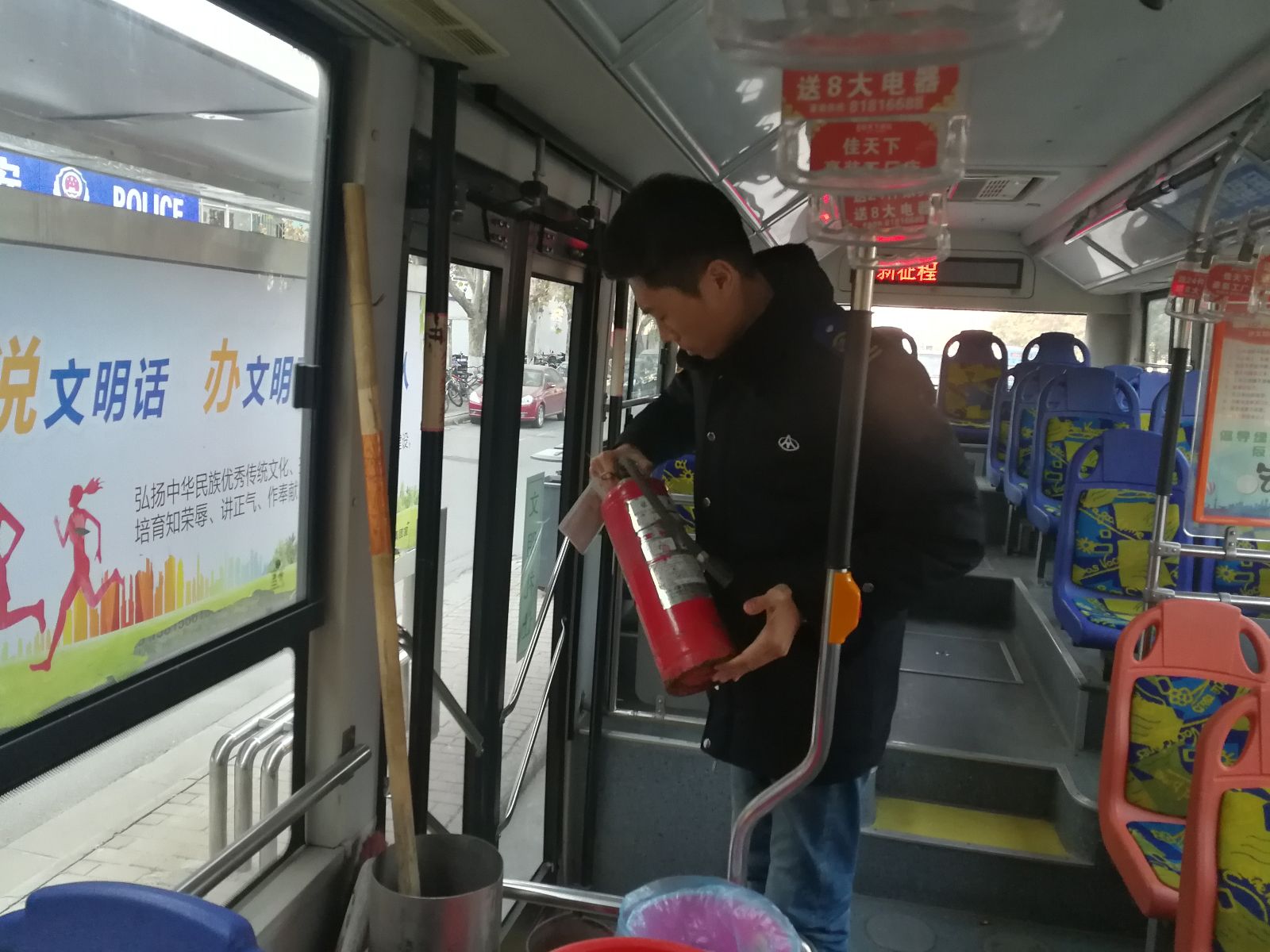 公交集團(tuán)新浦公司開展安全上路上線綜合大檢查