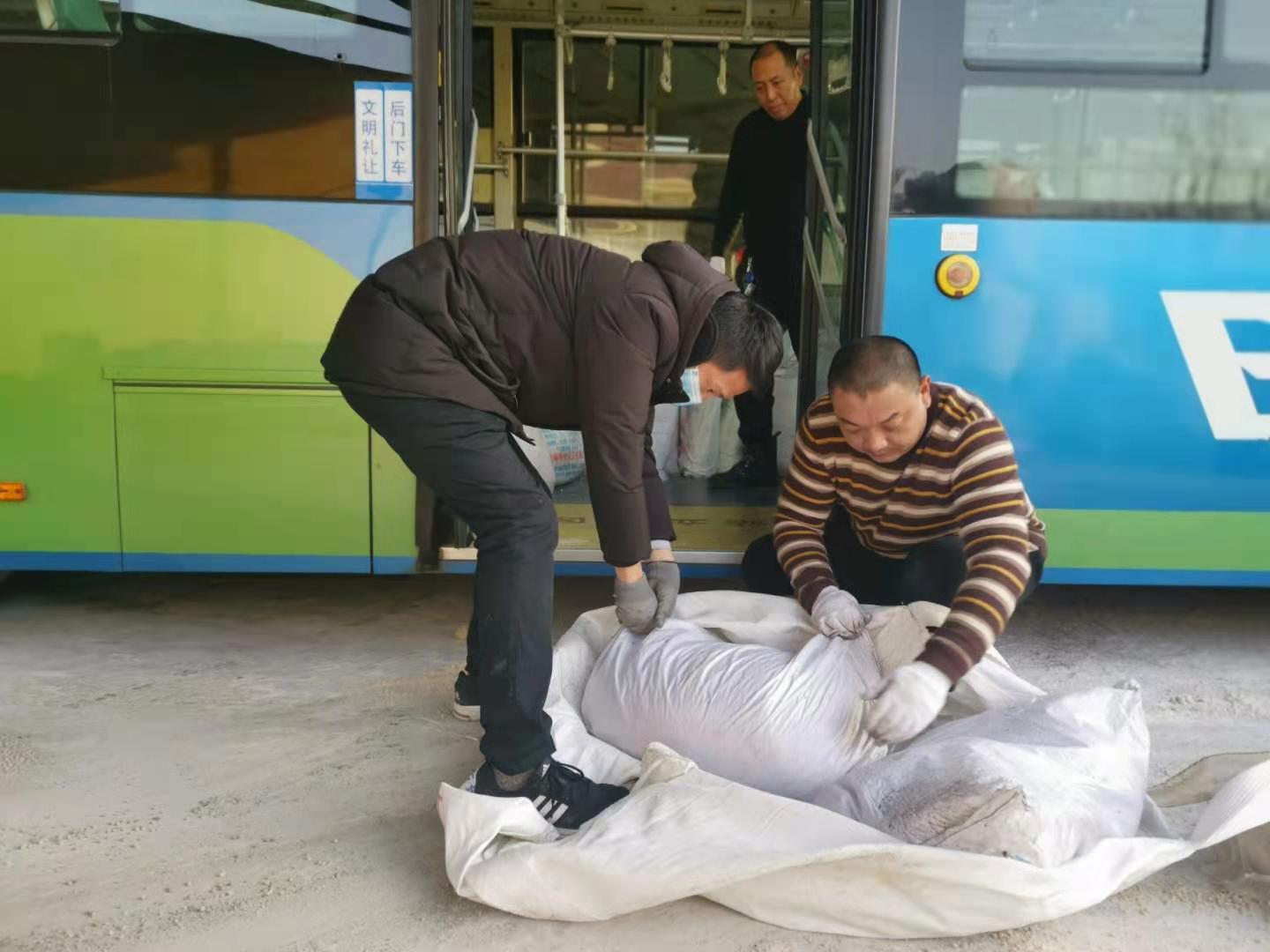 快速公交事業部做好防凍工作奮戰冰雪寒潮天氣