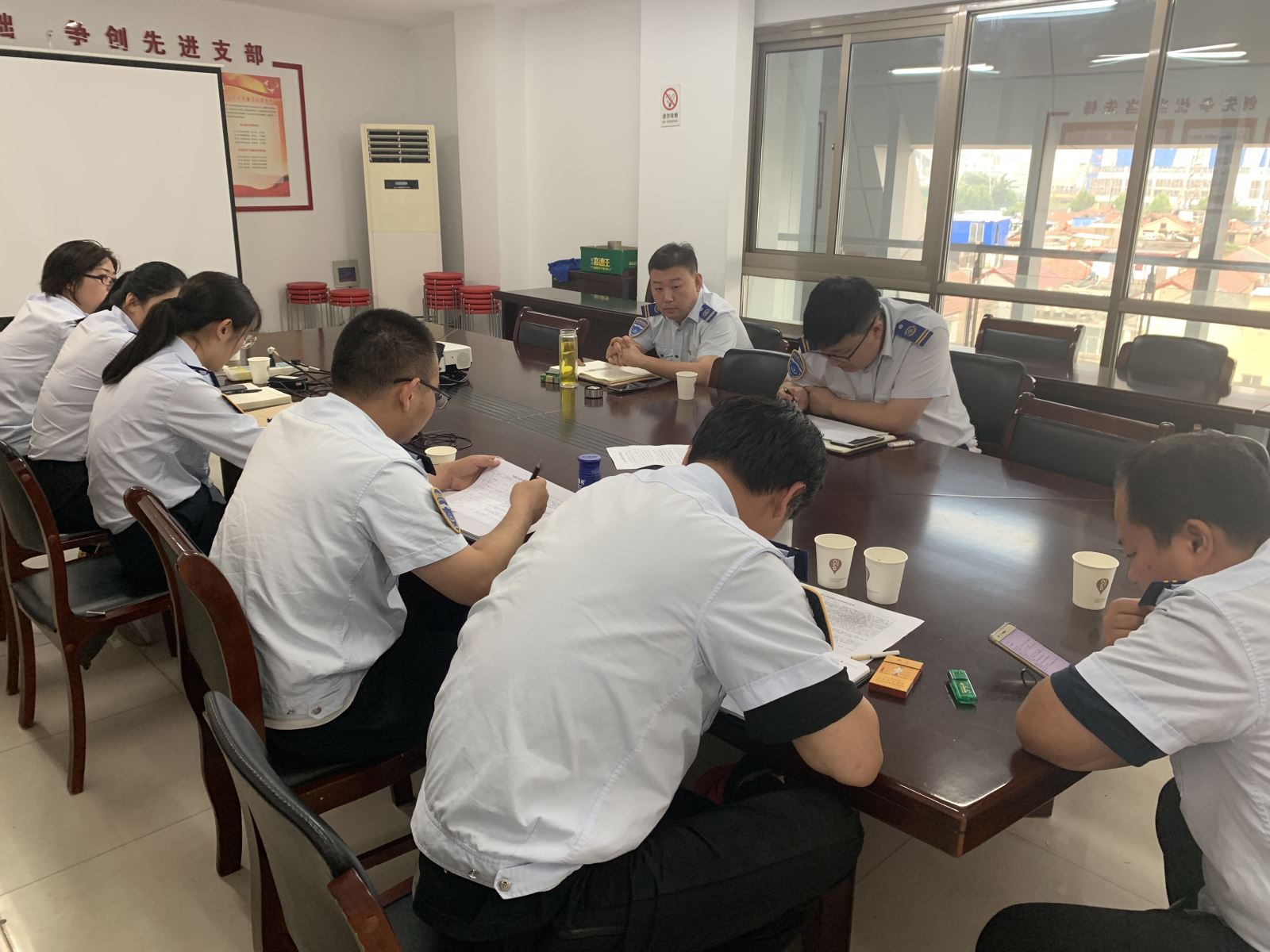 公交集團快速公交事業(yè)部召開服務投訴會