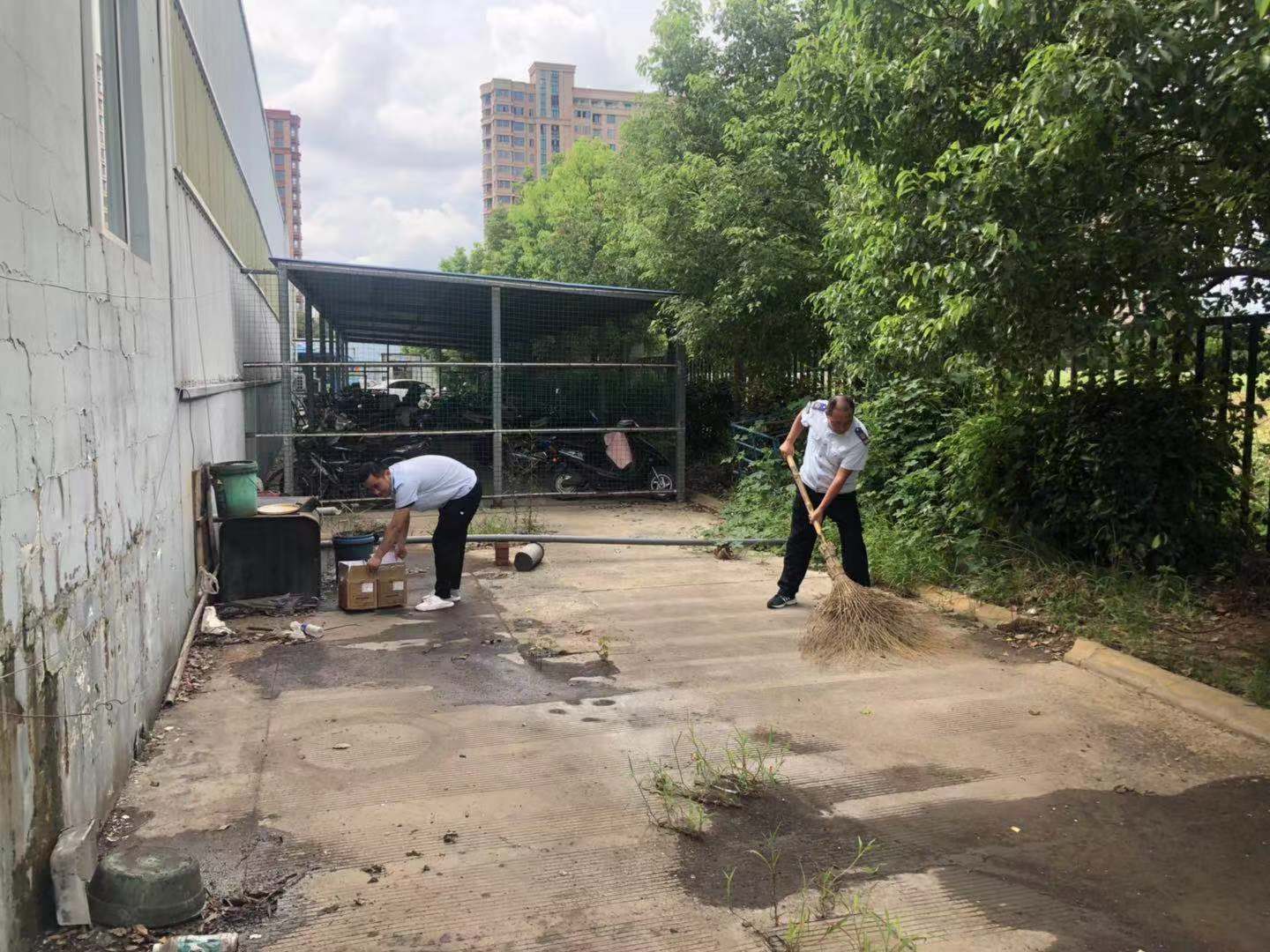 公交集團(tuán)快速公交事業(yè)部西城分公司清掃場站助力創(chuàng)文工作開展