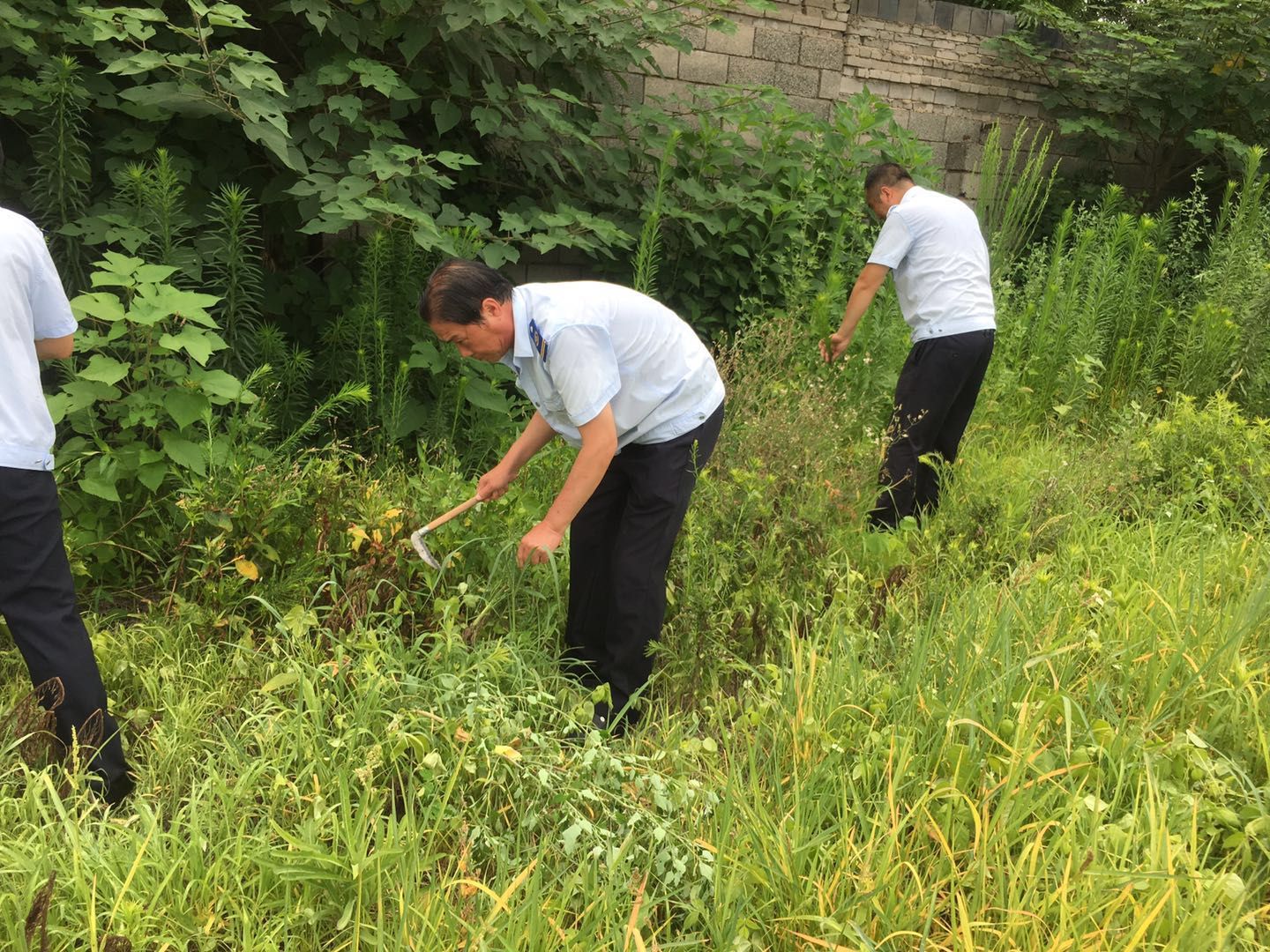 公交集團經(jīng)營發(fā)展事業(yè)部開展場站衛(wèi)生清理推進創(chuàng)文工作