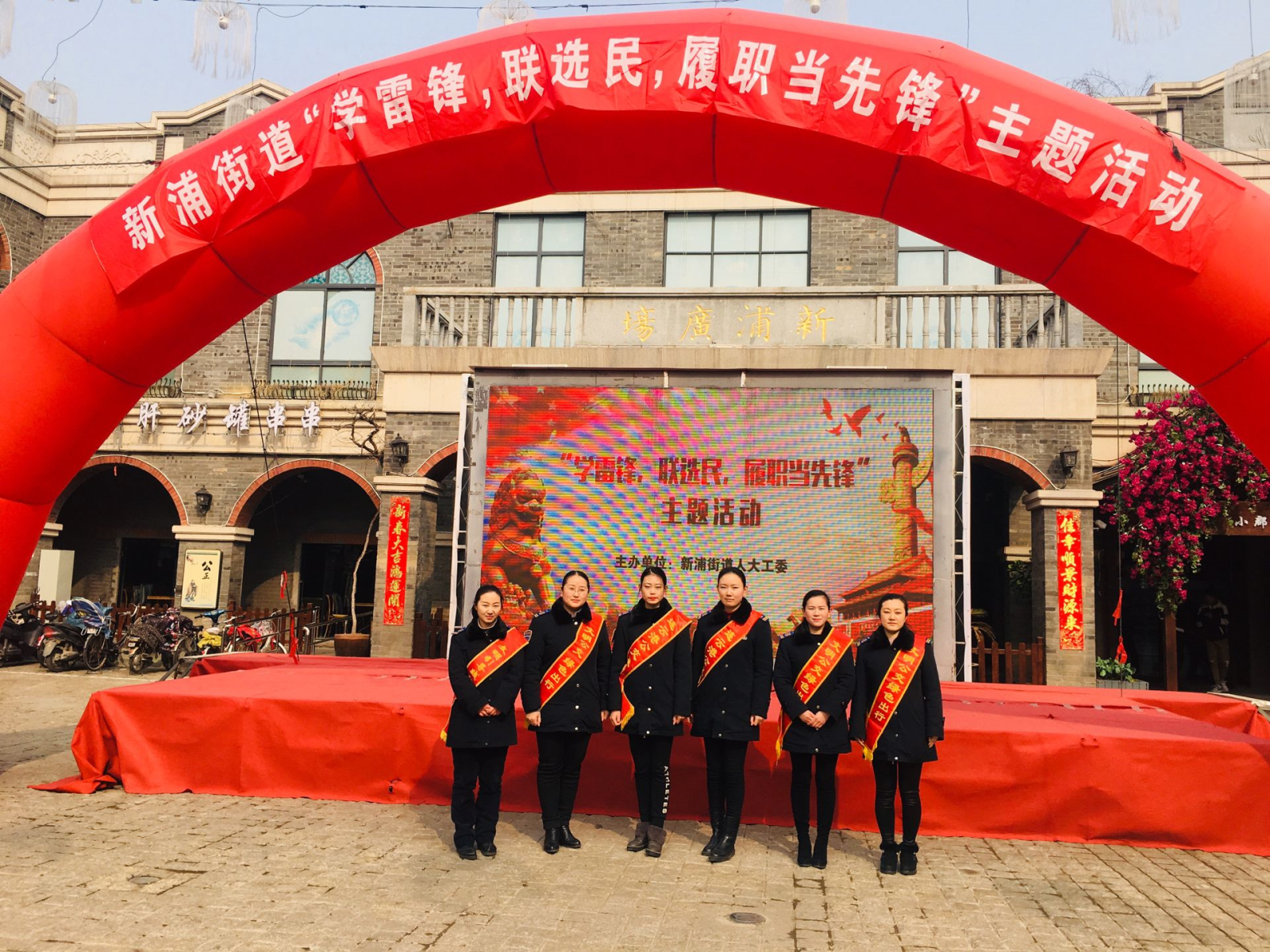 公交集團(tuán)開(kāi)展“學(xué)雷鋒、我行動(dòng)”志愿服務(wù)活動(dòng)