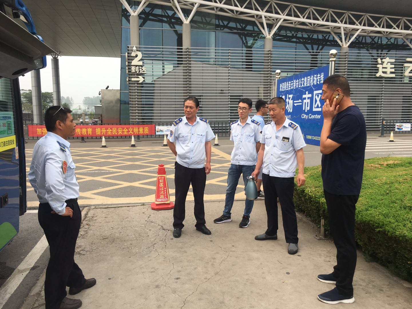 公交集團(tuán)經(jīng)營發(fā)展事業(yè)部開展“雙節(jié)”前機(jī)場線綜合檢查