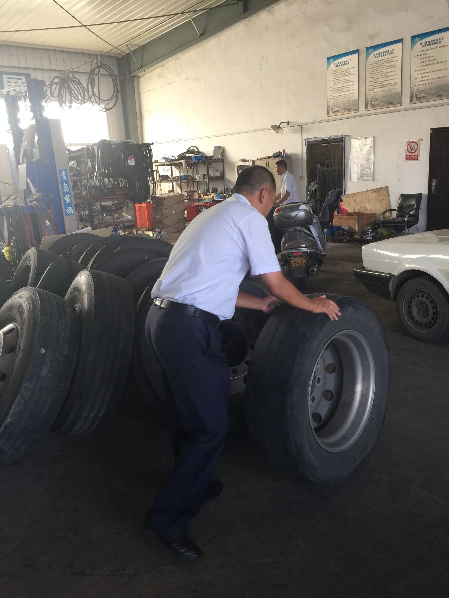 快速公交公司開展機修車間衛生清理工作