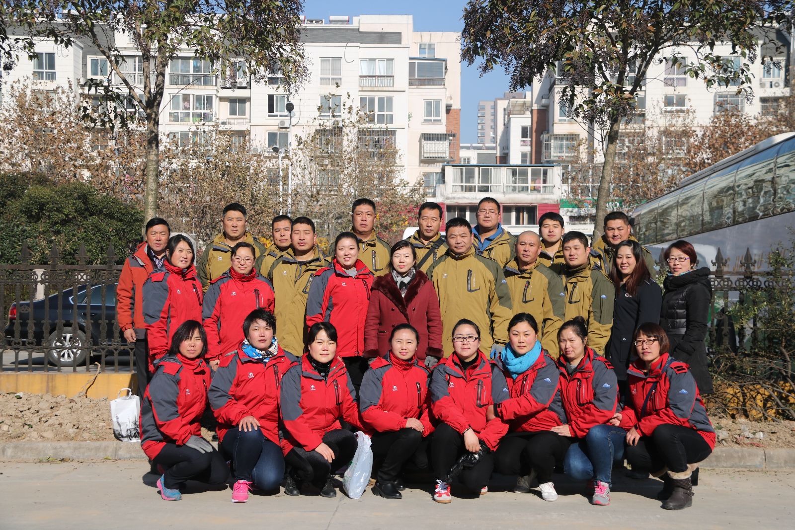 海通公交公司男女代表隊(duì)雙雙摘得集團(tuán)拔河比賽桂冠