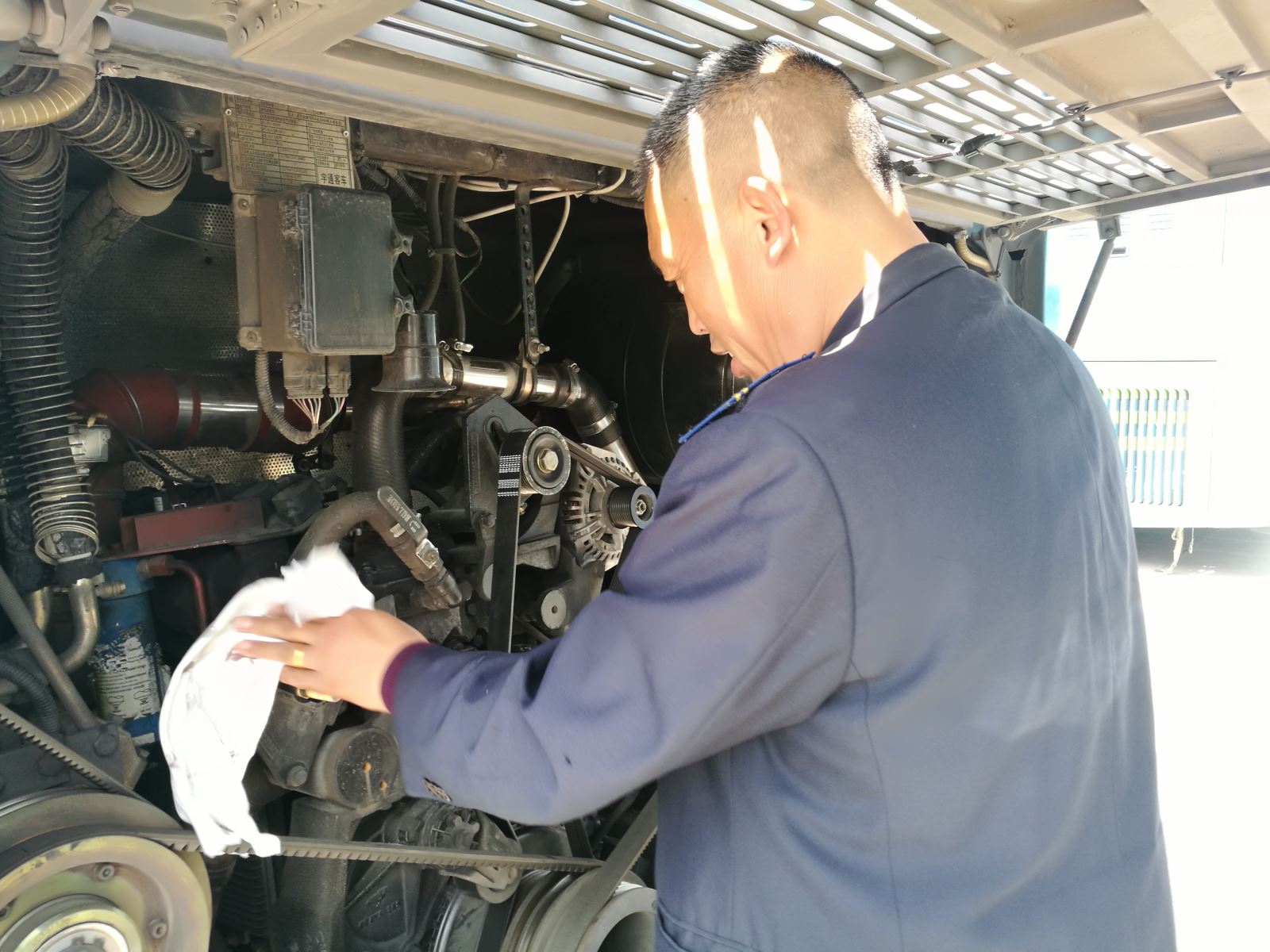 公交集團快速公交事業(yè)部積極做好發(fā)動機清洗工作