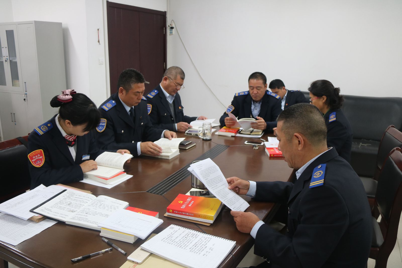 公交集團快速公司向全體黨員發放黨的十九大學習書籍