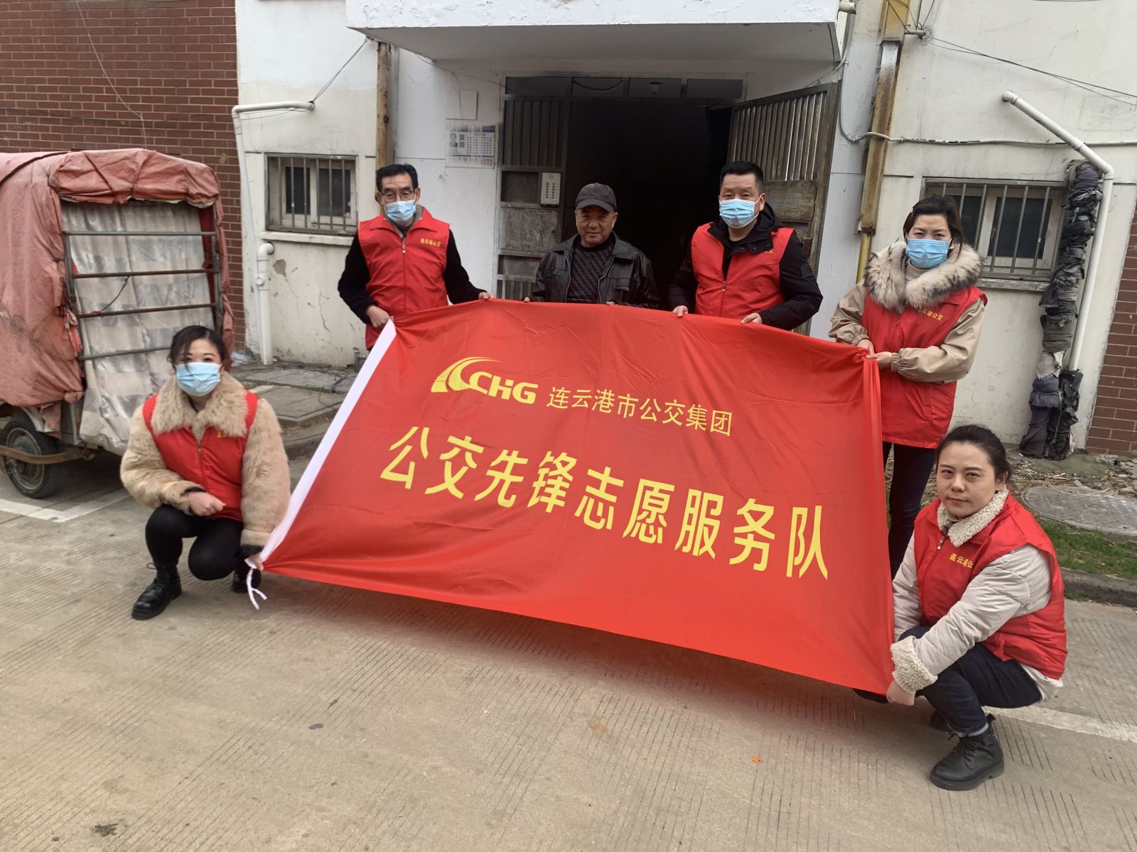 公交集團機務(wù)技術(shù)事業(yè)部黨支部組織志愿者開展“3.5”學雷鋒活動