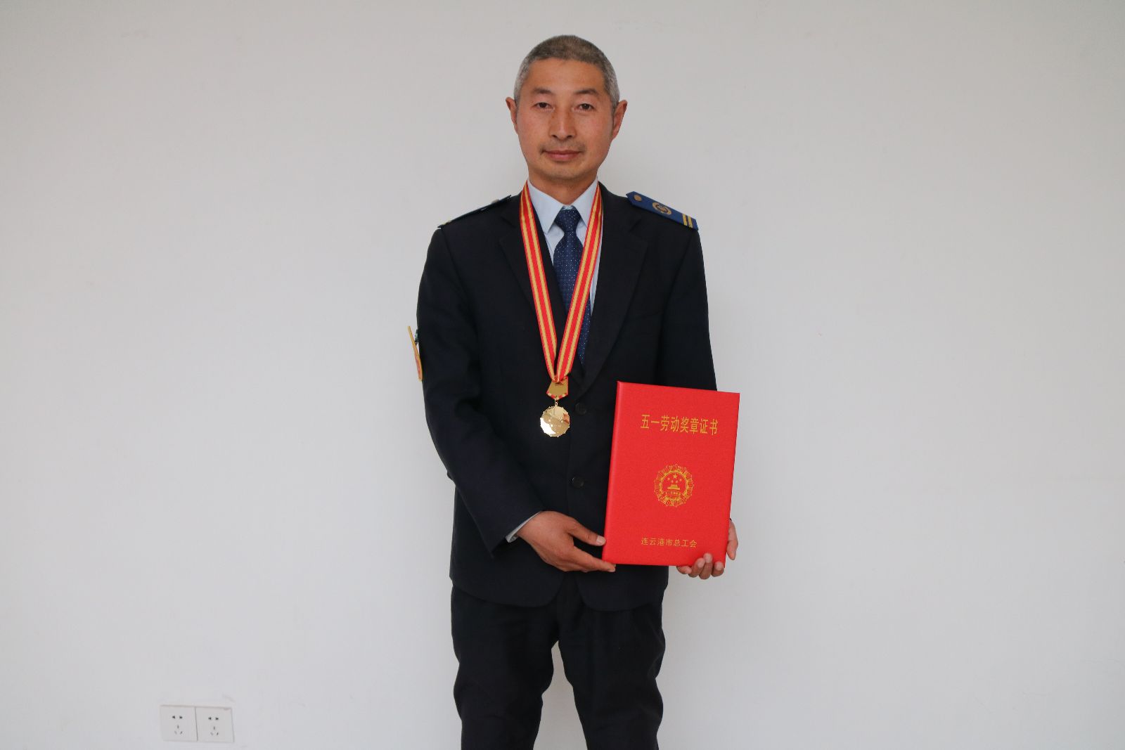 公交集團(tuán)駕駛員劉明榮獲連云港市五一勞動獎?wù)?/></a></em>
        <div>
        <span><a href=