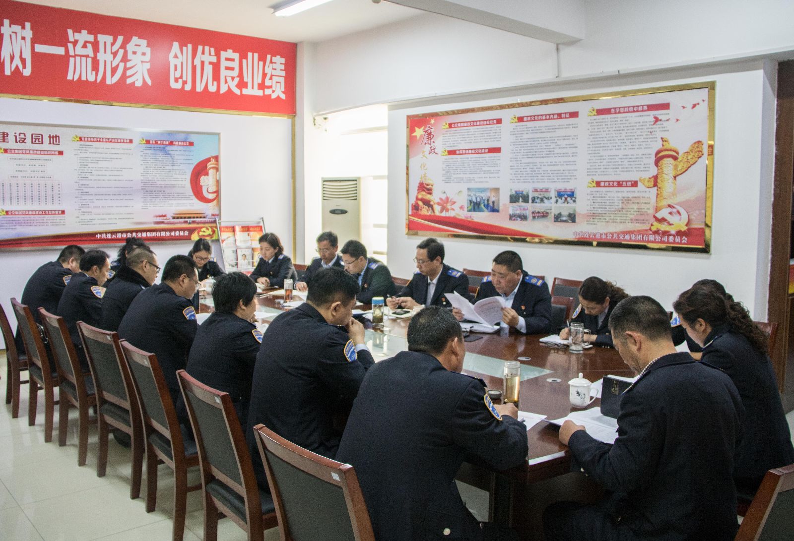 公交集團(tuán)召開清明小長假運(yùn)輸保障會議