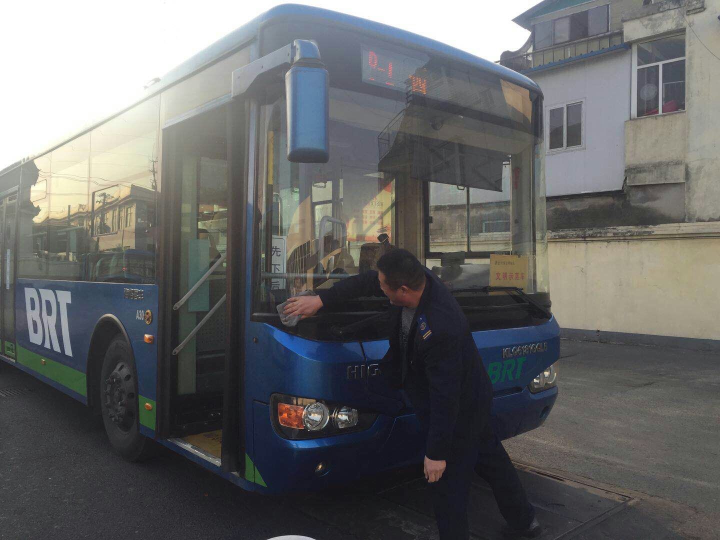 致元旦依然堅(jiān)守崗位的您們----港城公交的守護(hù)神