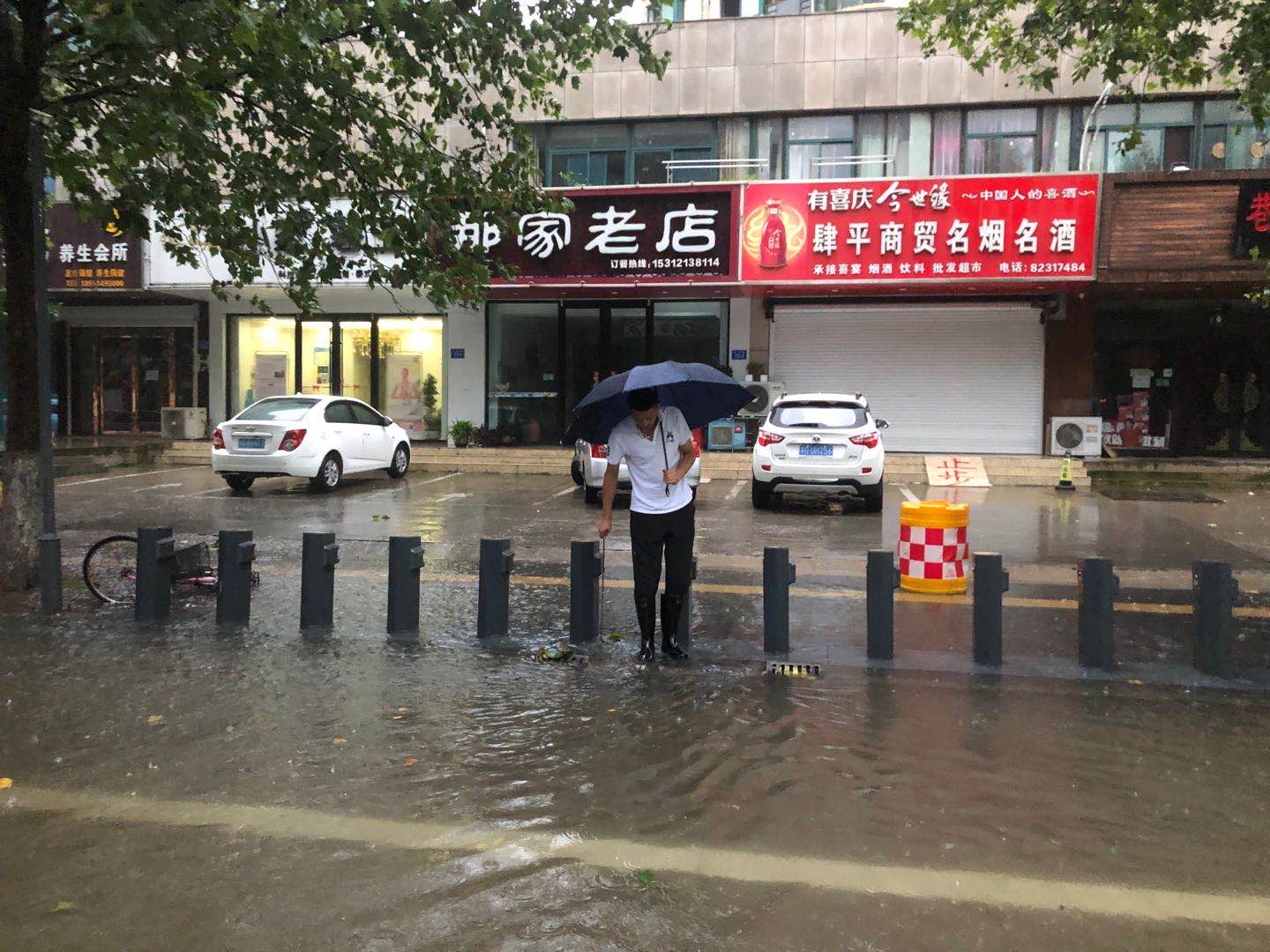 公交集團公交事業(yè)二部積極應(yīng)對暴雨惡劣天氣