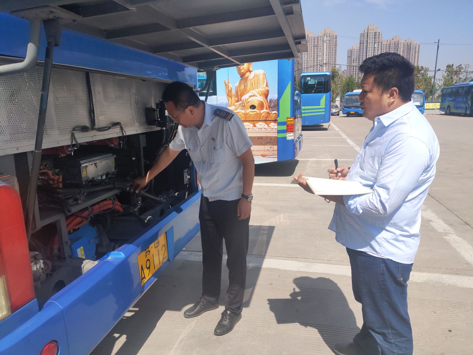 公交集團(tuán)機(jī)務(wù)技術(shù)事業(yè)部開展國慶車輛安全技術(shù)狀況專項(xiàng)大檢查工作