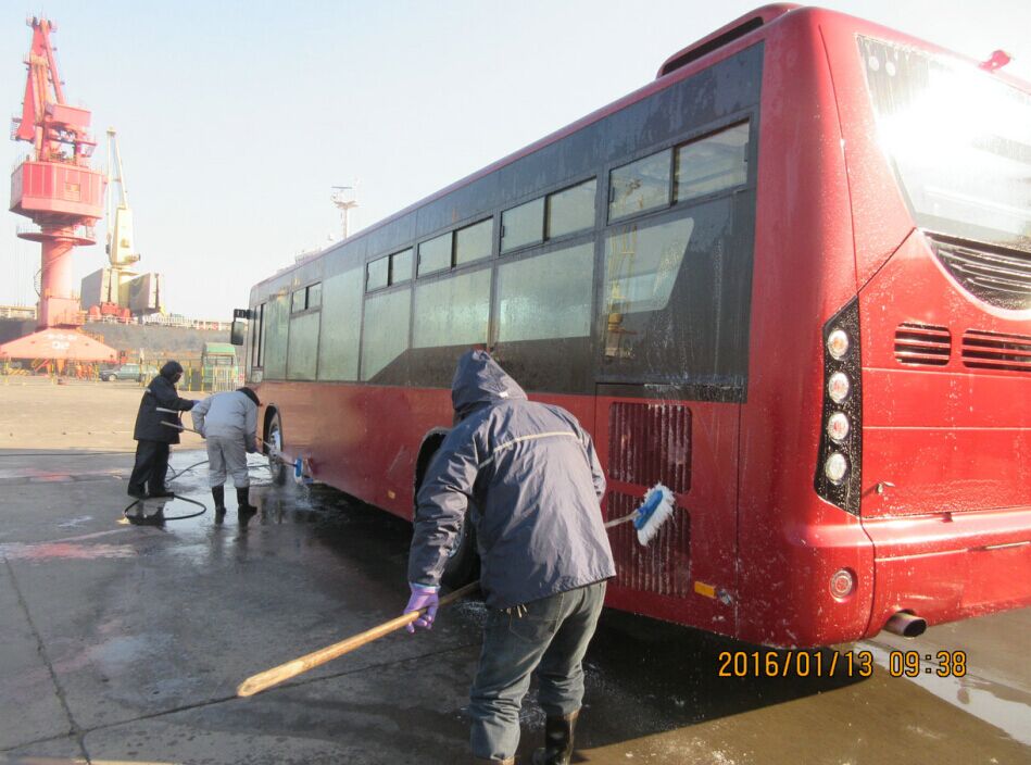 公交大浦廠港口服務(wù)人員抵抗低溫開展作業(yè)