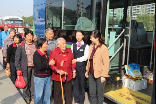 海通公交組織百歲老人乘坐B(niǎo)RT感受港城新變化