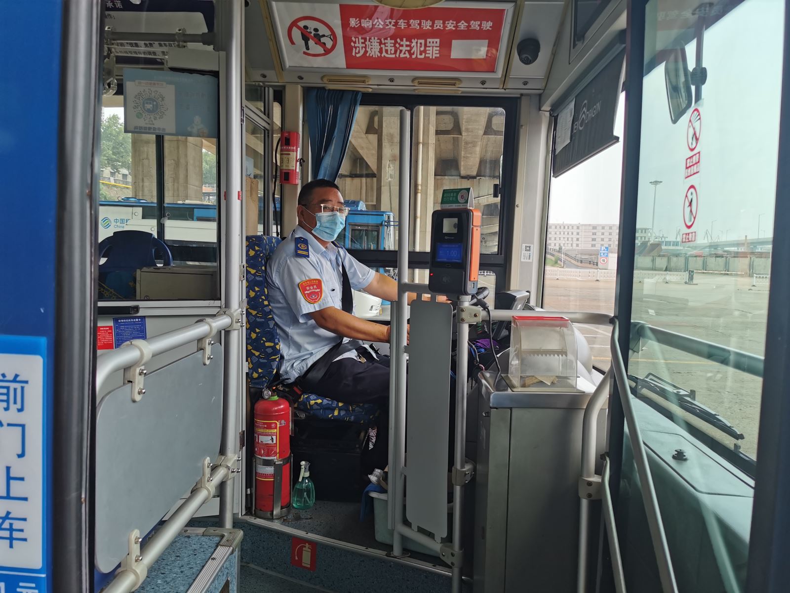 公交集團(tuán)公交事業(yè)二部33路駕駛員惠彬及時(shí)歸還乘客丟失的手提包