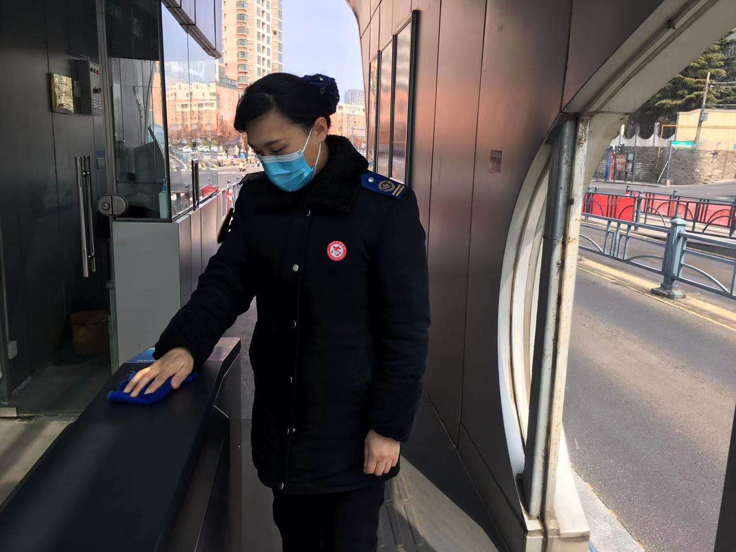 快速公交事業(yè)部站務員柳小敏幫助乘客獲表揚