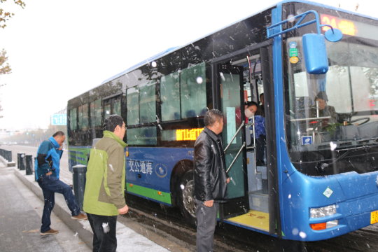 公交海州公司積極應對暴雪 保障安全運營