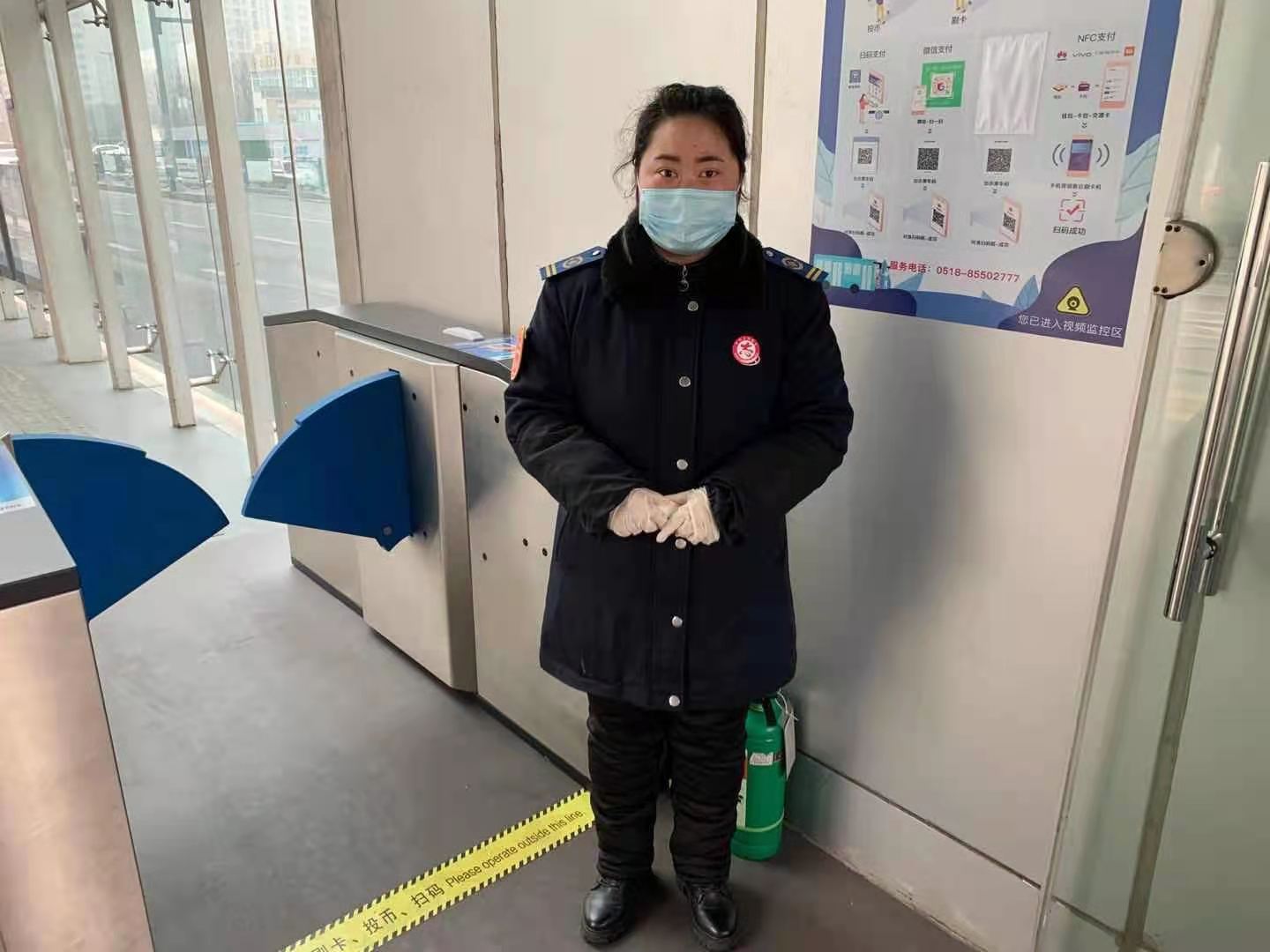 快速公交事業(yè)部站務員王媛幫助乘客找回丟失的電腦